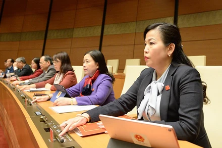 Đại biểu Quốc hội bấm nút biểu quyết.