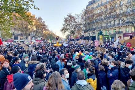 Hàng nghìn người biểu tình tại thủ đô Paris. (Ảnh: France3)