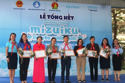 Ban tổ chức trao chứng nhận cho các trường tham gia chương trình năm 2020.