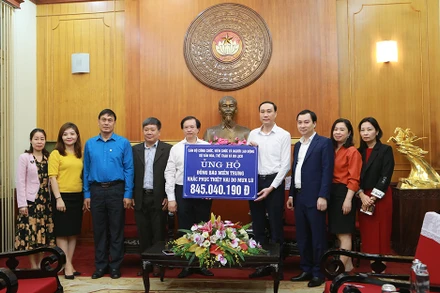 Thứ trưởng Tạ Quang Đông thay mặt lãnh đạo Bộ Văn hóa, Thể thao và Du lịch trao quà ủng hộ người dân miền trung khắc phục hậu quả bão lũ.