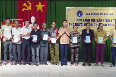 Tặng thẻ bảo hiểm y tế cho người dân thị xã Sông Cầu.