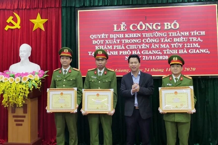 Bí thư Tỉnh ủy Hà Giang Đặng Quốc Khánh tặng Bằng khen cho các tập thể, cá nhân có thành tích phá chuyên án 121M.