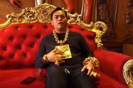 Một thời gian dài, Phúc XO là hiện tượng trên mạng khi đeo rất nhiều vàng. (Ảnh: Phúc XO lúc chưa bị bắt)