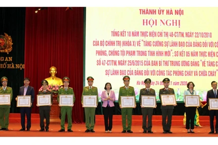 Lãnh đạo Thành ủy Hà Nội tặng Bằng khen cho các tập thể xuất sắc.