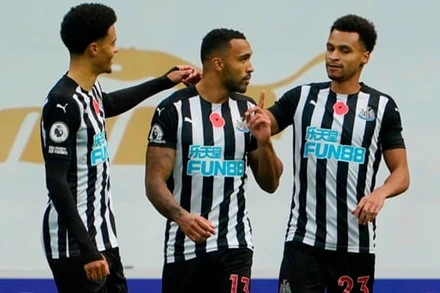 C. Wilson (giữa) lập cú đúp trong chiến thắng 2-1 của Newcastle.