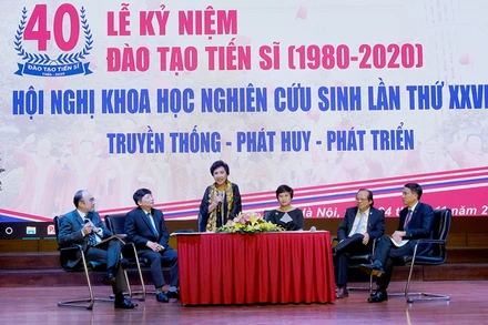 Các đại biểu, khách mời tọa đàm về 40 đào tạo tiến sĩ.