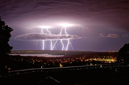 Tia chớp trên hồ trữ nước Thung lũng Hạnh phúc (Happy Valley) tại Adelaide, bang South Australia. (Ảnh: Jody Shadgett)