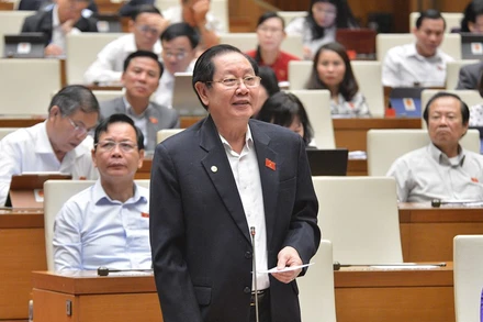 Bộ trưởng Nội vụ Lê Vĩnh Tân trả lời chất vấn tại Kỳ họp thứ 10, Quốc hội khoá XIV, ngày 9-11.