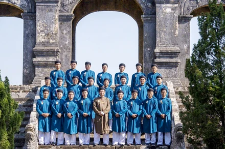Thành phố Huế đang thử nghiệm để các cán bộ nam của ngành văn hóa mặc áo dài đi làm vào ngày thứ hai hằng tuần.