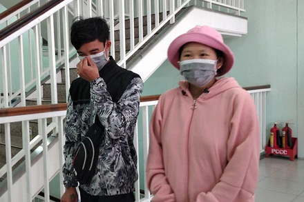 Hai vợ chồng bệnh nhân N.T.H.H trong ngày xuất viện.