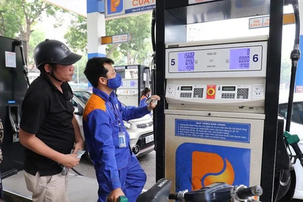 Giá xăng tăng thêm hơn 600 đồng/lít