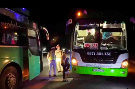 CSGT tỉnh Kon Tum liên hệ nhà xe Phương Huy đến sang khách từ xe vi phạm, tiếp tục hành trình về Đắk Lắk.