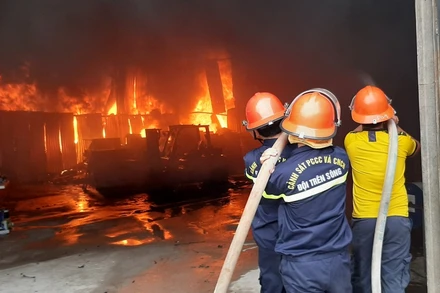 Lực lượng PCCC nỗ lực dập đám cháy.