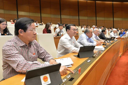 Đại biểu Quốc hội bấm nút biểu quyết.