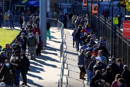 Người dân xếp hàng chờ bỏ phiếu tại bang Oklahoma, ngày 30-10. (Ảnh: Reuters)