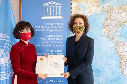 Đại sứ Lê Thị Hồng Vân và Tổng Giám đốc UNESCO Audrey Azoulay tại lễ trình Thư ủy nhiệm.