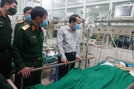 Phó Chủ tịch UBND tỉnh Hà Giang Trần Đức Quý thăm hỏi, động viên quân nhân bị thương trong khi làm nhiệm vụ tại BVĐK tỉnh Hà Giang.