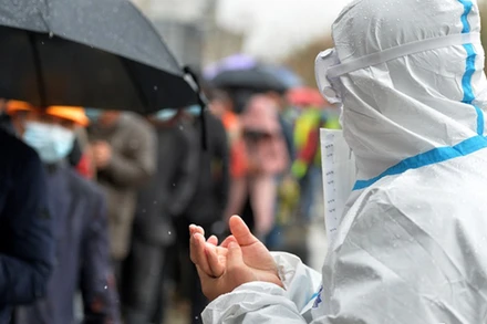 Nhân viên y tế làm việc trong mưa tuyết. (Nguồn: mạng wechat Tân Vân)