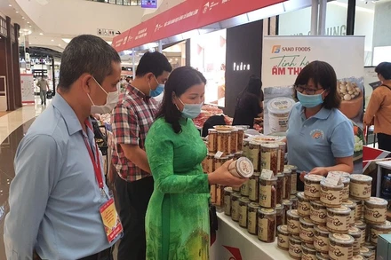 Các sản phẩm nông nghiệp của Việt Nam trưng bày, giới thiệu tại TTTM Aeon Hà Đông.