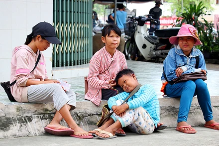 Tình trạng trẻ em phải thực hiện nhiều hình thức lao động không phù hợp lứa tuổi hiện vẫn xảy ra ở nhiều nơi. Ảnh: Thanh Nga