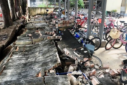 Hiện trường đoạn tường rào bị đổ sập.