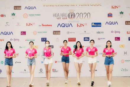 Các thí sinh luyện tập chuẩn bị cho đêm chung kết. Ảnh: BTC.