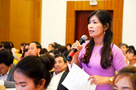 Các đại biểu thảo luận, bàn giải pháp tháo gỡ khó khăn, tăng cường tiếng Việt cho trẻ mầm non, học sinh tiểu học người DTTS.