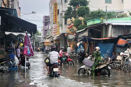 Các tuyến đường nội đô thị trấn Mỹ Xuyên bị ngập do triều cường.