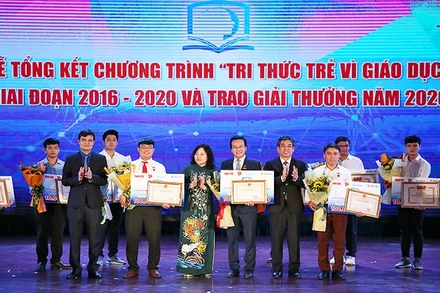 Đại diện lãnh đạo các bộ, ngành trao giải đặc biệt tặng ba công trình, sáng kiến xuất sắc nhất Chương trình.