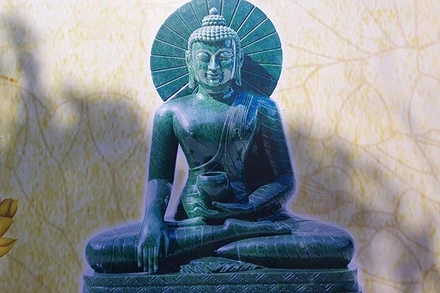 Tượng Phật ngọc có trọng lượng 3,8 tấn, chiều cao 2,2 mét và là pho tượng Phật Thích Ca làm bằng ngọc thạch có nguồn gốc từ Canada.