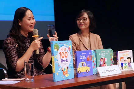 Các chuyên gia chia sẻ về giáo dục trẻ nhỏ thông qua sách tương tác.