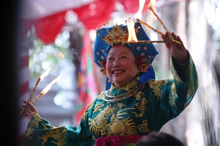  Các thanh đồng thực hành trình diễn nghi thức hầu đồng trong Liên hoan.