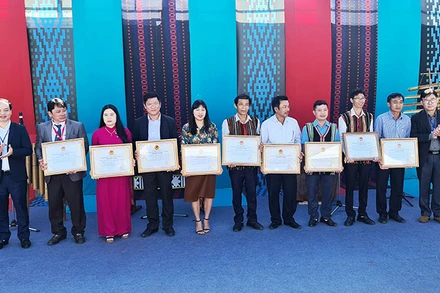 Đại diện Bộ Văn hóa, Thể thao và Du lịch trao chứng nhận Nghệ thuật trình diễn dân gian NAU M’PRING (dân ca) của người M’Nông vào danh mục di sản văn hóa phi vật thể quốc gia cho tám huyện và thành phố của tỉnh Đắk Nông.