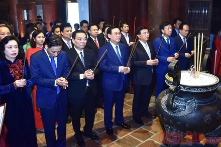 Bí thư Thành ủy Hà Nội Vương Đình Huệ cùng các đồng chí lãnh đạo Trung ương, thành phố Hà Nội cùng các đại biểu dâng hương tưởng niệm danh nhân Chu Văn An tại Văn Miếu - Quốc Tử Giám. (Ảnh: DUY LINH)