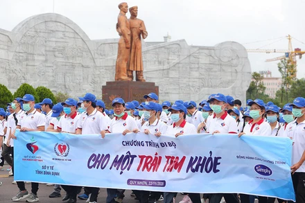 Hàng nghìn người tham gia chương trình đi bộ “Cho một trái tim khỏe” tại Quy Nhơn, Bình Định.
