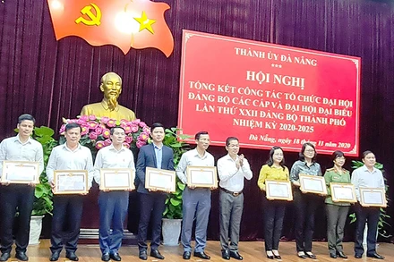 Trao tặng khen thưởng tập thể, cá nhân có thành tích trong công tác tham mưu và tổ chức thành công đại hội Đảng các cấp trên địa bàn TP