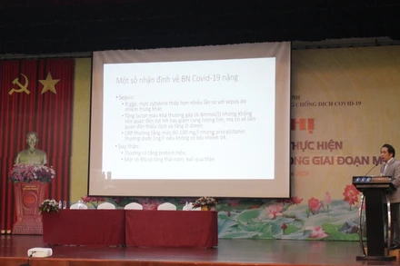  BS Chuyên khoa II Nguyễn Trung Cấp, Phó Giám đốc Bệnh viện Bệnh nhiệt đới T.Ư trao đổi kinh nghiệm trong tiếp nhận, điều trị người bệnh Covid-19 nặng.