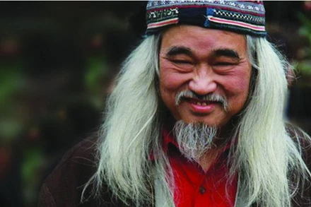 Dịch giả Đoàn Tử Huyến.