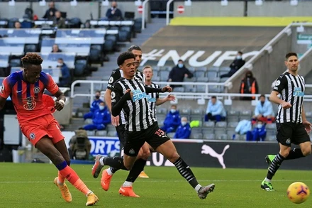 T. Abraham (áo mầu cam) ghi bàn thứ hai cho Chelsea.