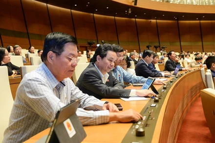 Đoàn đại biểu Quốc hội TP Hà Nội tiến hành biểu quyết bằng hệ thống điện tử ngày 12-11.