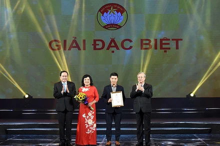 Đồng chí Trần Quốc Vượng, Ủy viên Bộ Chính trị, Thường trực Ban Bí thư và đồng chí Trần Thanh Mẫn, Bí thư T.Ư Đảng, Chủ tịch Ủy ban T.Ư MTTQ Việt Nam trao giải cho nhóm tác giả đoạt Giải đặc biệt (Ảnh: Trần Hải).