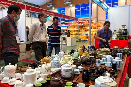 Tham quan, mua sắm hàng thủ công mỹ nghệ tại hội chợ.