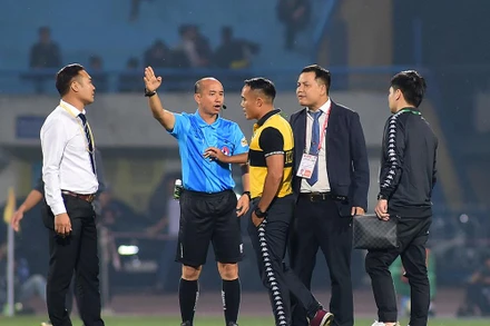 Các trọng tài cần phải có những quyết định tỉnh táo để tránh những tranh cãi không đáng có. (Ảnh: TRẦN HẢI)