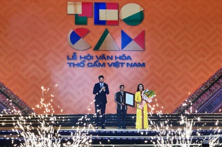 Ông Michael Croft, Trưởng đại diện Tổ chức Giáo dục, Khoa học và Văn hóa Liên hợp quốc (UNESCO) tại Việt Nam trao Danh hiệu Công viên địa chất toàn cầu UNESCO Đắk Nông cho lãnh đạo tỉnh.