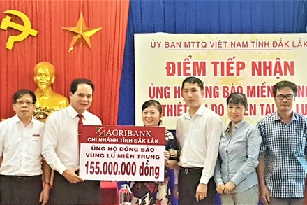 Lãnh đạo Ủy ban MTTQ Việt Nam tỉnh Đắk Lắk tiếp nhận tiền ủng hộ đồng bào miền trung của Agribank tỉnh Đắk Lắk.