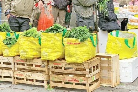 Hàng rau tự phát trên vỉa hè của người châu Á nhập cư lậu tại Paris.