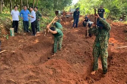 Lực lượng chuyên trách tìm kiếm các phần mộ liệt sĩ tại khu vực ấp K54, xã Lộc Thiện, huyện Lộc Ninh.