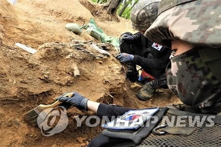 Binh sĩ khai quật hài cốt trong chiến trường Arrowhead Ridge. (Ảnh: Bộ Quốc phòng Hàn Quốc)
