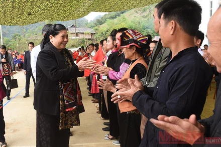 Phó Chủ tịch Thường trực Quốc hội Tòng Thị Phóng gặp gỡ bà con nhân dân xã Mường Lựm.