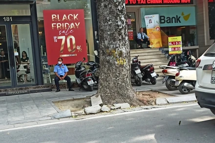  Mặc dù giảm giá đến 70% nhưng cửa hàng vẫn vắng khách.